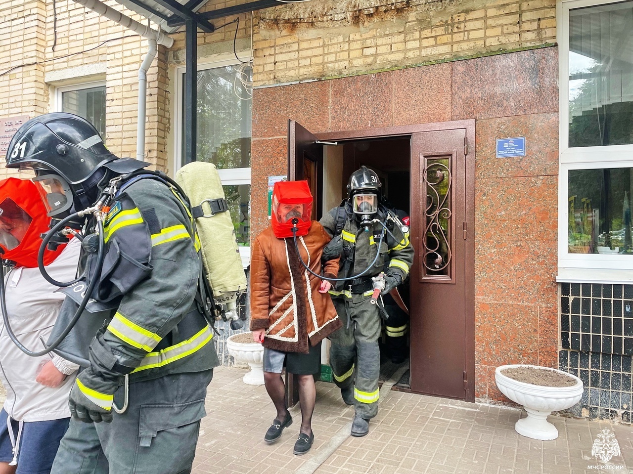 Смоленские огнеборцы успешно ликвидировали условный пожар в Доме культуры