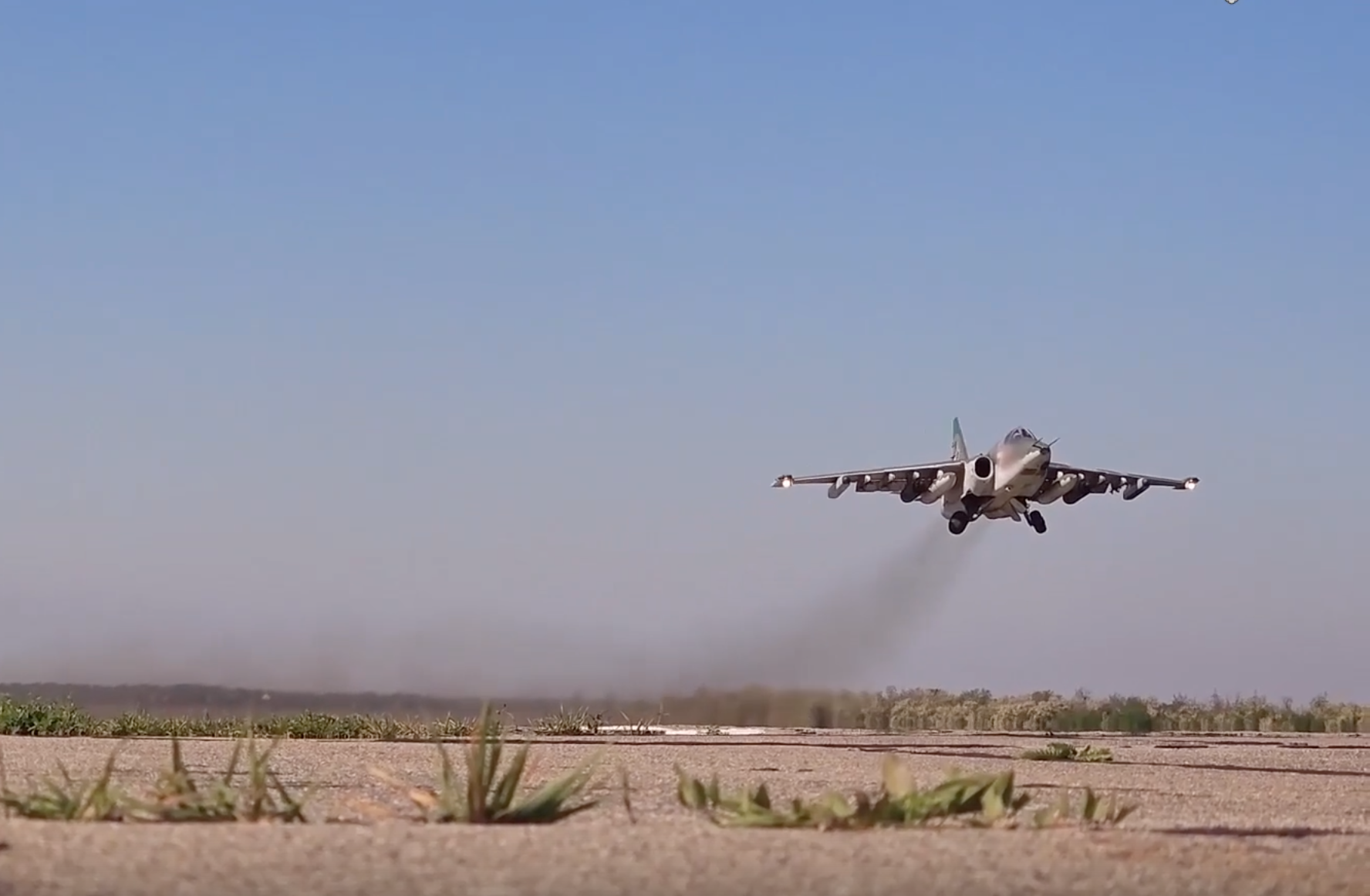 Штурмовики Су-25 нанесли удар по замаскированной технике ВСУ
