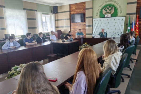Начальник Смоленской таможни Рустам Якубов встретился со студентами
