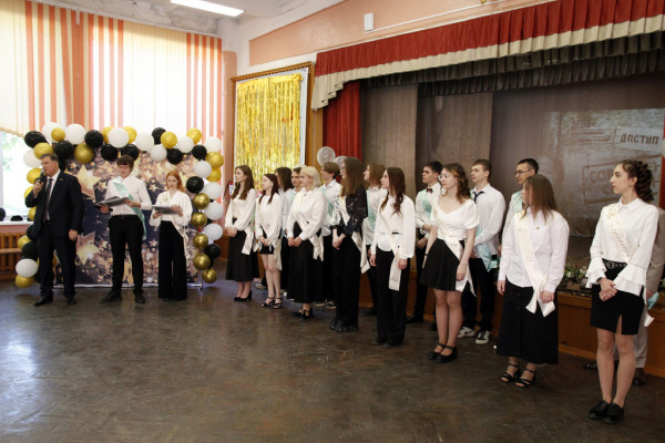 Анатолий Овсянкин поздравил выпускников города Смоленска с окончанием школы
