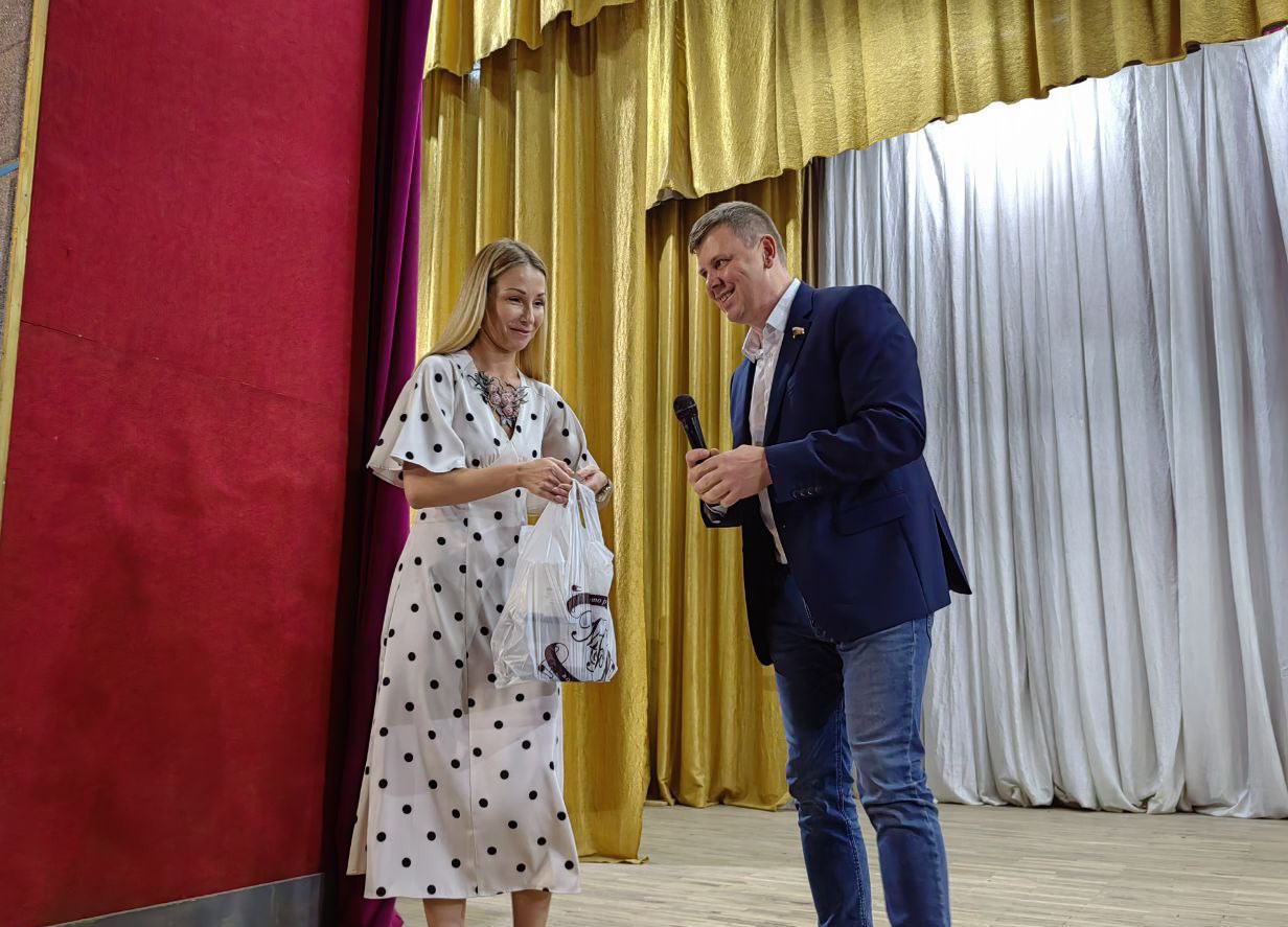 Смоленский сенатор Артём Малащенков поздравил библиотекарей Дорогобужского района 