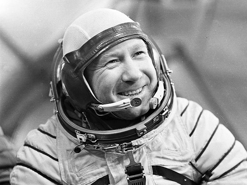 Смоленская областная дума почтила память космонавта Алексея Леонова