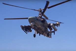 Экипаж вертолёта Ка-52М поразил в зоне СВО замаскированные позиции ВСУ