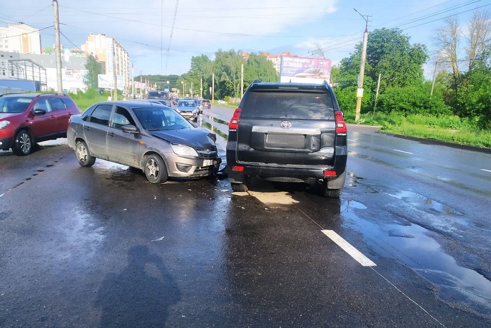 В Смоленске на Краснинском шоссе столкнулись два автомобиля.