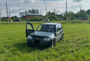 В Смоленском районе автомобиль Chevrolet Niva вылетел в кювет