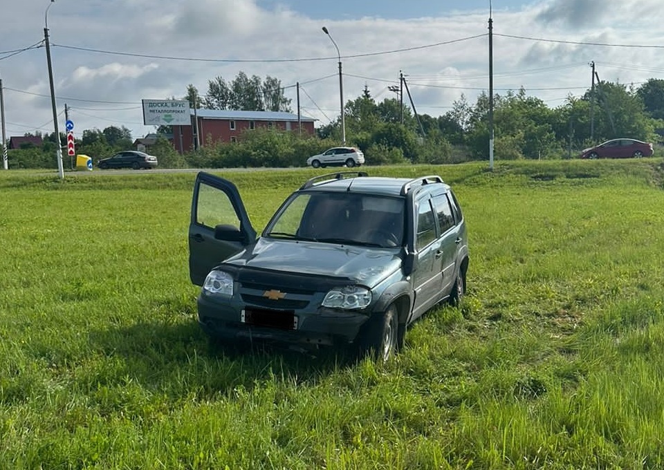 В Смоленском районе автомобиль Chevrolet Niva вылетел в кювет
