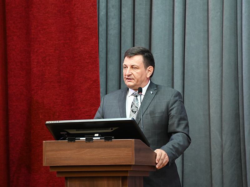 Председатель Смоленской областной Думы Игорь Ляхов поздравляет работников здравоохранения