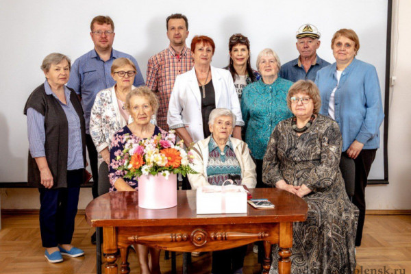 Сотрудники Смоленского музея-заповедника поздравили Ларису Баржееву с 90-летием