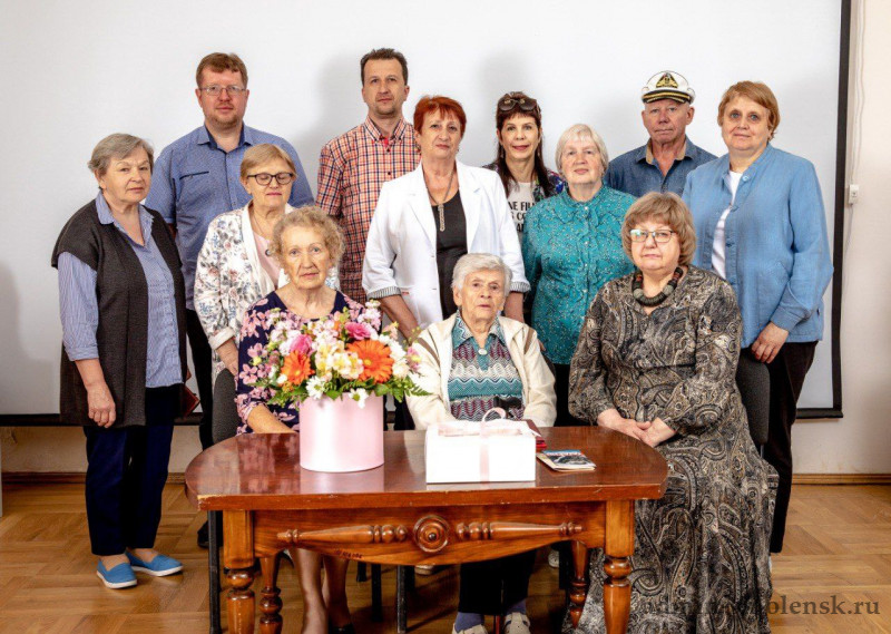 Сотрудники Смоленского музея-заповедника поздравили Ларису Баржееву с 90-летием