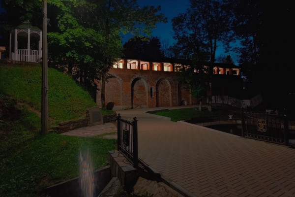 В Лопатинском саду Смоленска подсветили крепостную стену