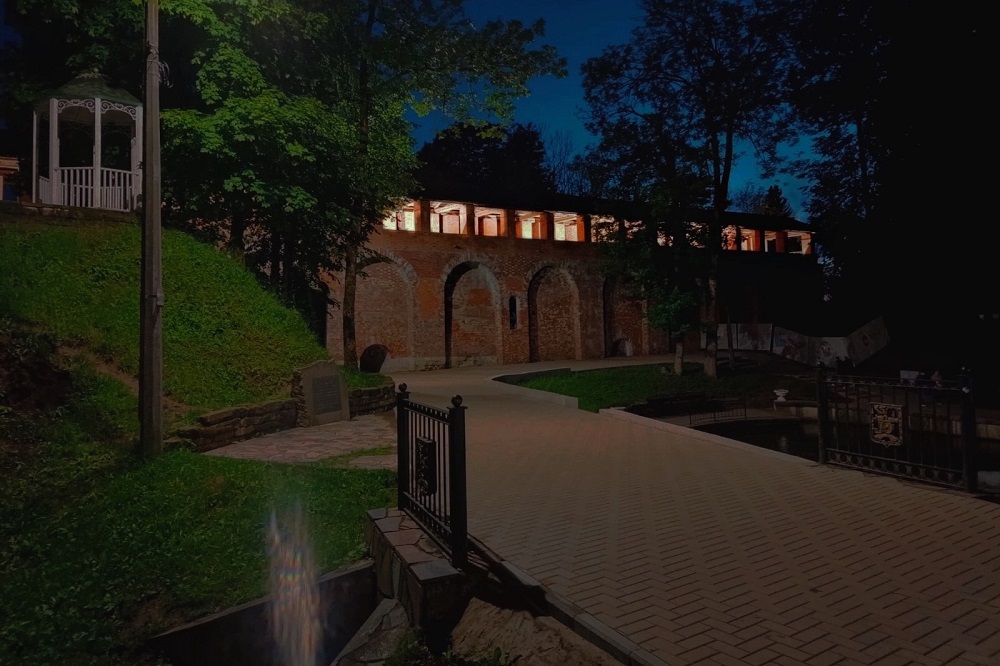В Лопатинском саду Смоленска подсветили крепостную стену