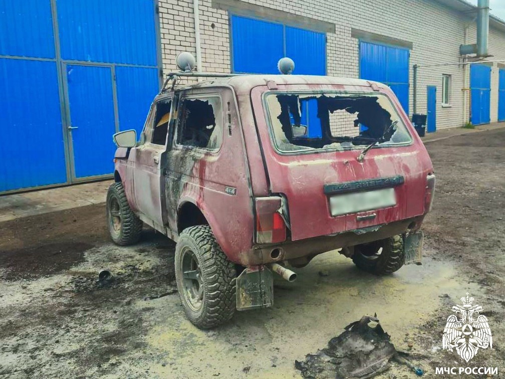 В автосервисе в поселке Серебрянка горел автомобиль «Нива»