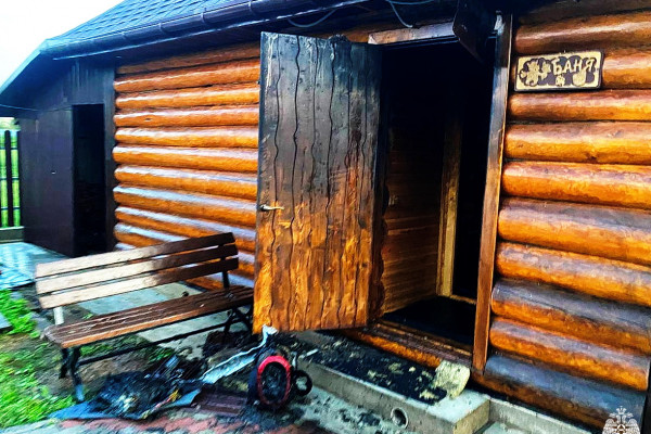 В селе Печерск Смоленского района из-за неисправной розетки загорелась баня
