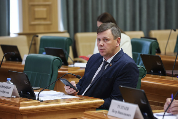 Артём Малащенков представил в Совет Федерации смоленские инициативы по развитию туризма в заповедниках