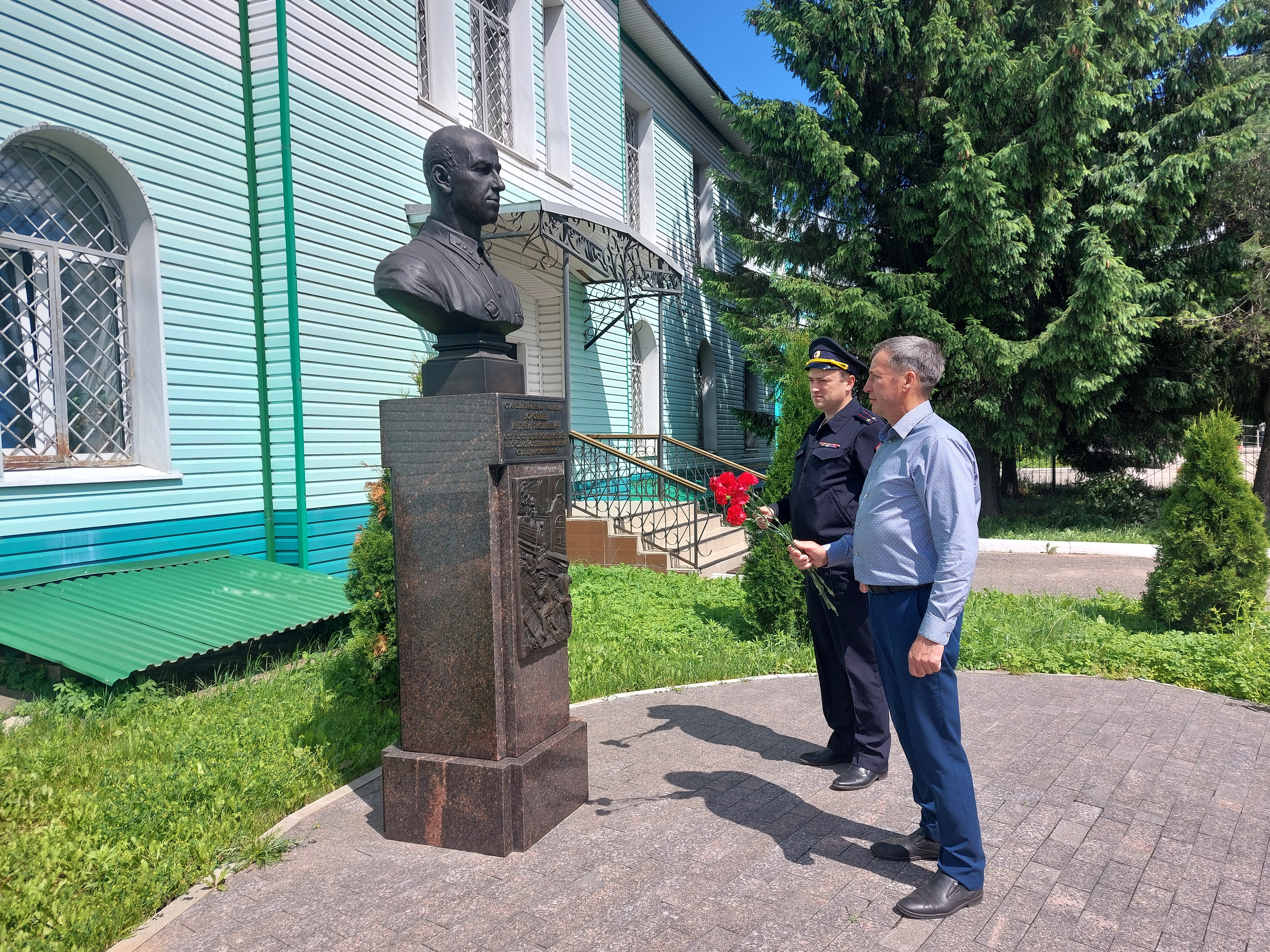 Смоленская газета - В День памяти и скорби смоленские транспортные  полицейские и общественники почтили память земляка