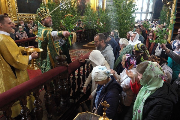 Василий Анохин поздравил смолян с праздником Святой Троицы