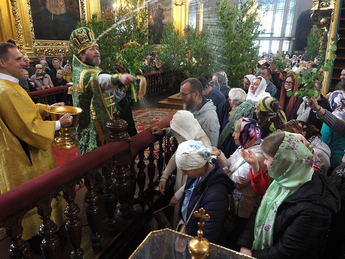 Василий Анохин поздравил смолян с праздником Святой Троицы