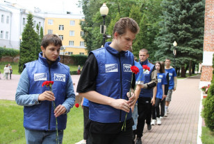 В Смоленске молодёжка «Единой России» возложила цветы к стеле города-героя Севастополя