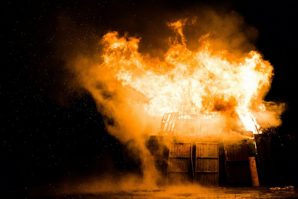 В Вязьме на улице Плотникова горело неэксплуатируемое здание