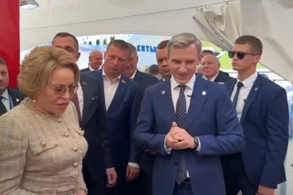 Губернатор Василий Анохин представил экспозицию Смоленской области гостям из парламента