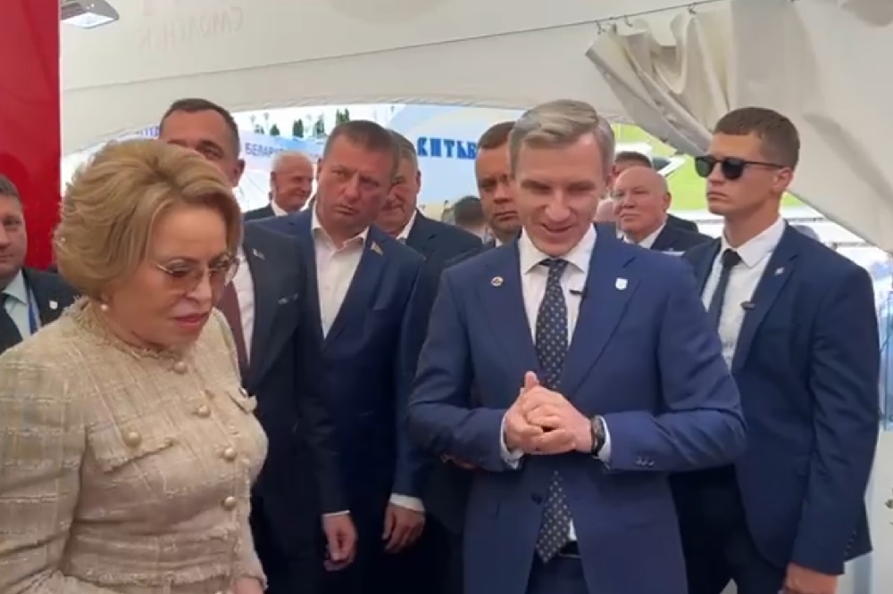 Губернатор Василий Анохин представил экспозицию Смоленской области гостям из парламента