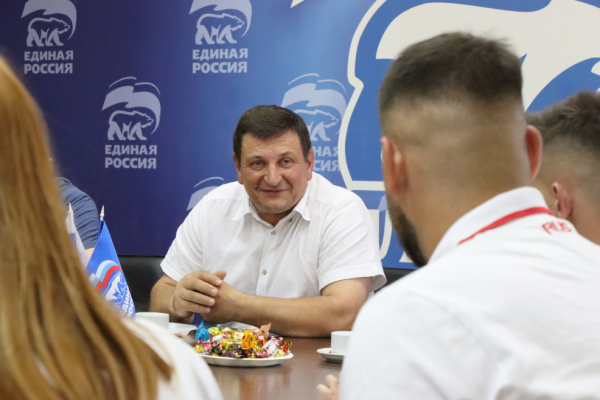 Секретарь реготделения «Единой России» Игорь Ляхов поздравил смолян с Днём молодёжи