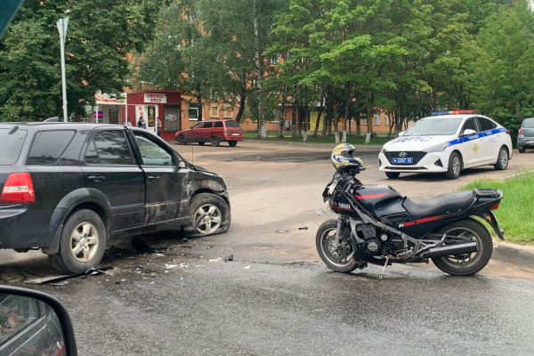 В Смоленске на проспекте Гагарина столкнулись иномарка и мотоциклист