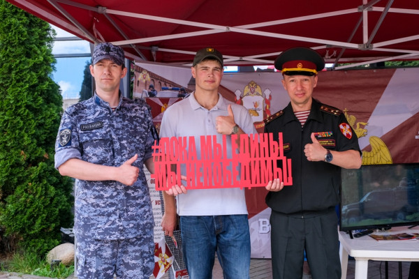 Росгвардейцы приняли участие в ярмарке вакансий в городе Смоленске