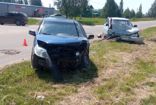 В Духовщинском районе произошла авария с участием двух автомобилей