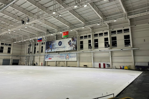 В Смоленске масштабно обновляют ледовую арену в «Юбилейном»
