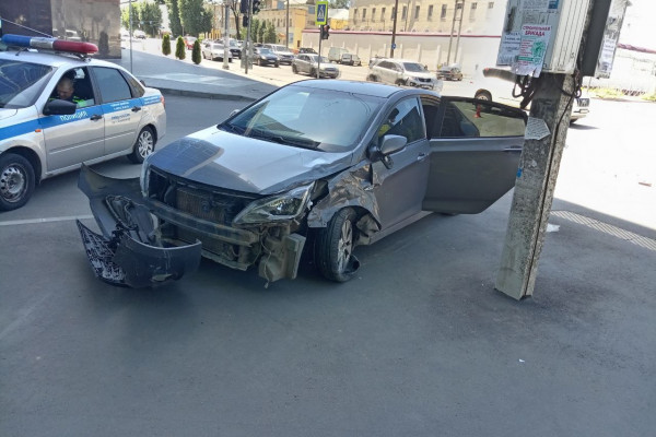 В Смоленске на проспекте Гагарина столкнулись LADA и Hyundai