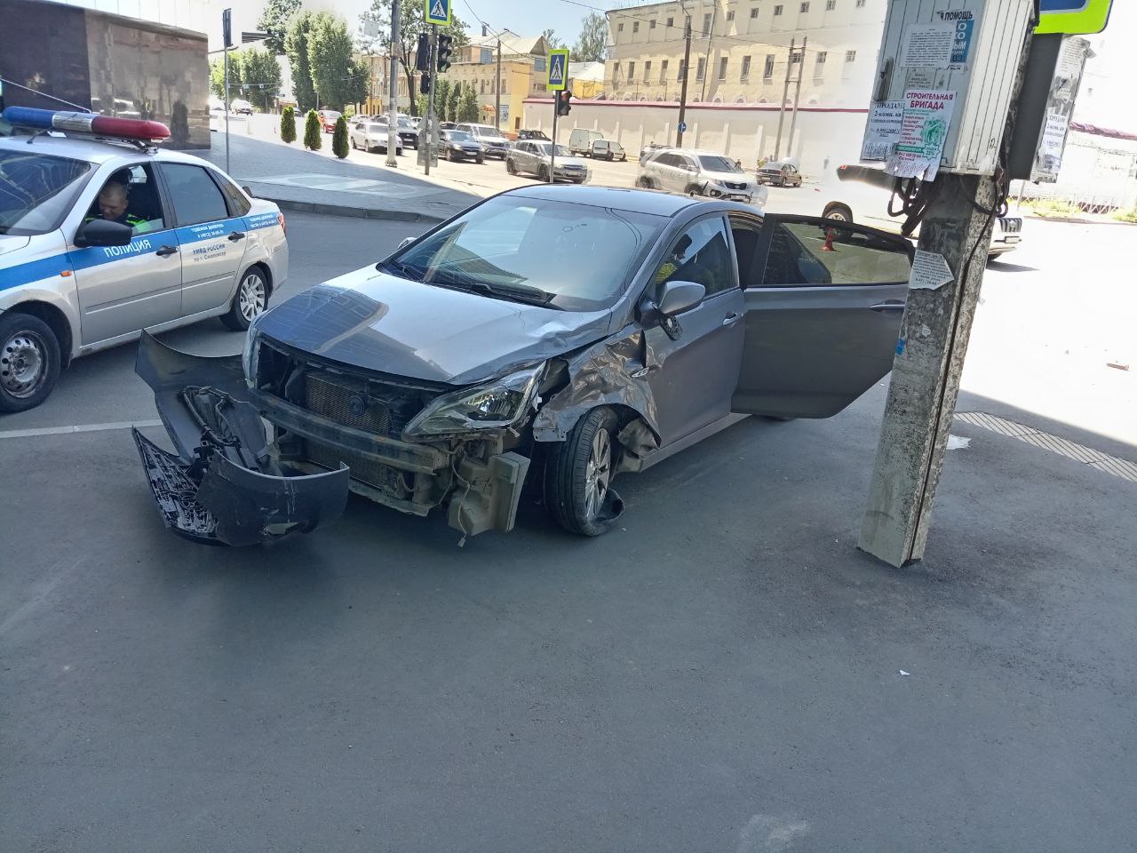 В Смоленске на проспекте Гагарина столкнулись LADA и Hyundai