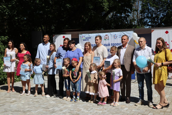 Единороссы наградили смолян-участников акции «Крепка семья – сильна Россия»