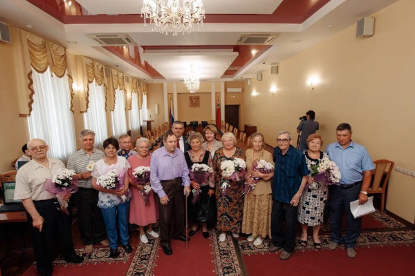 Александр Новиков вручил смоленским семьям награды «За любовь и верность» 