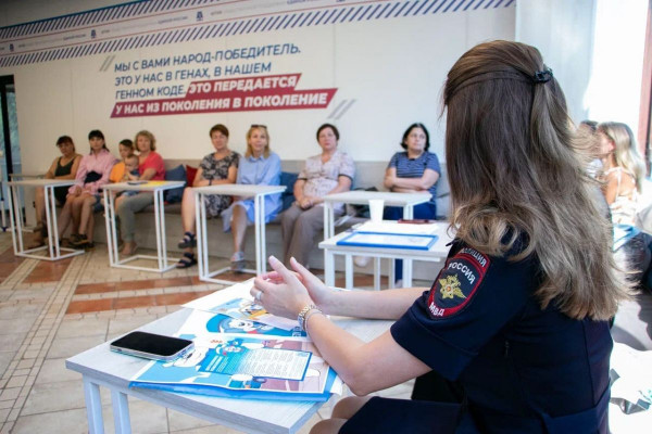 В рамках проекта «Единой России» со смолянами пообщалась сотрудник Госавтоинспекции