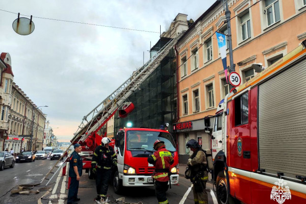 В центре Смоленска ликвидируют пожар
