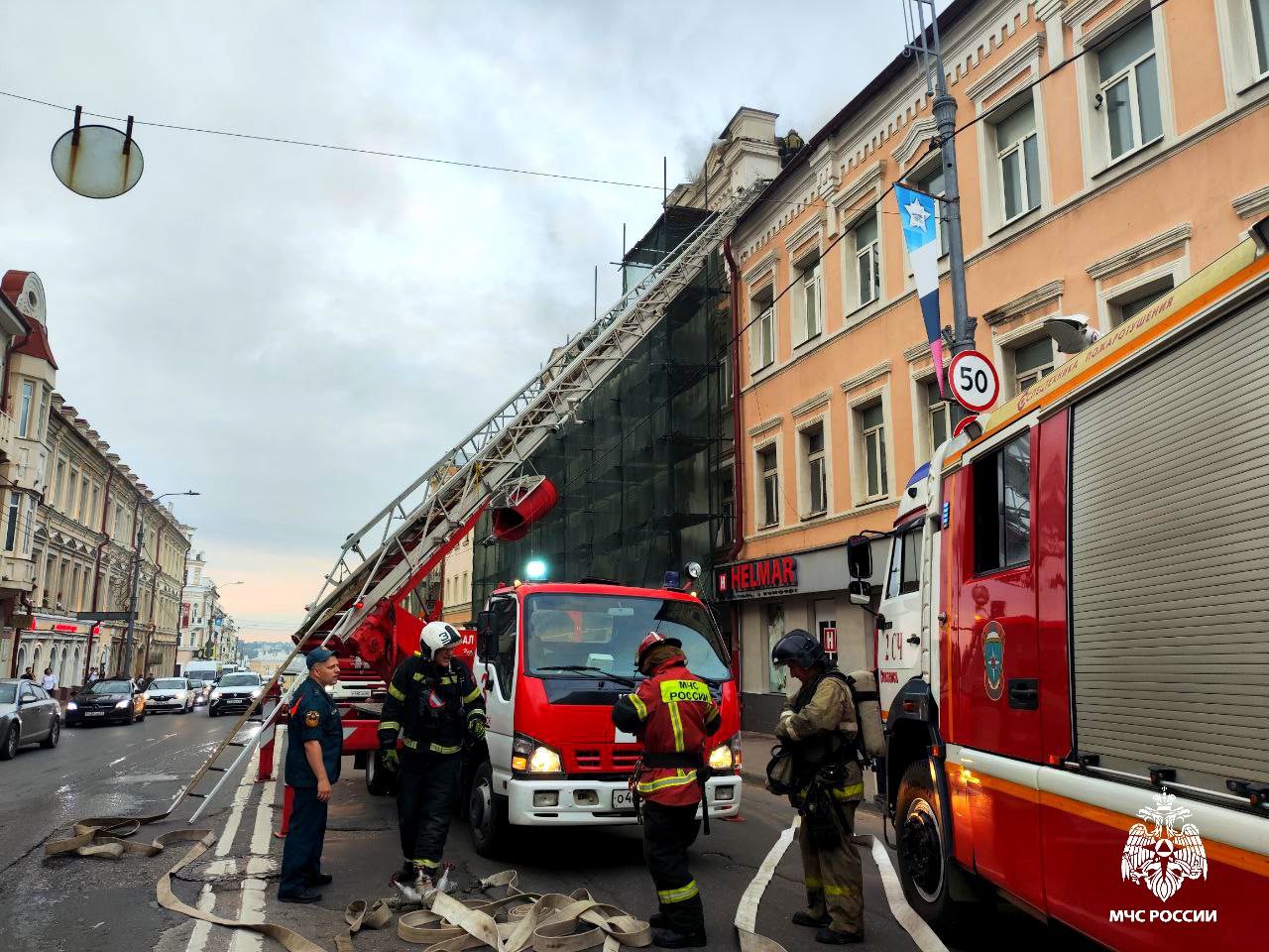 В центре Смоленска ликвидируют пожар