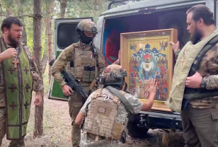 Российским бойцам передали икону «Святых небесных покровителей воинства Российского»