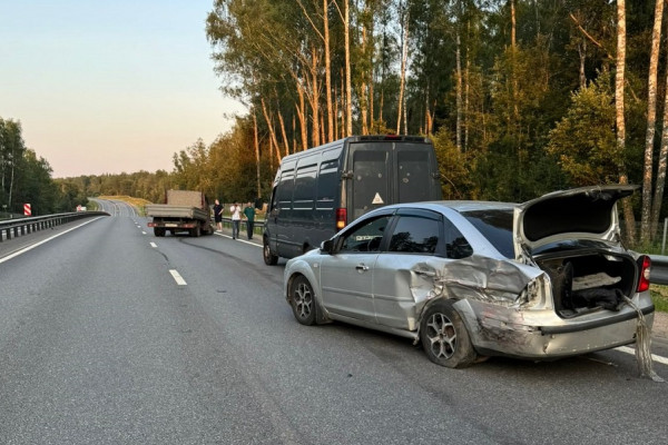 В Вяземском районе на трассе М-1 произошла авария с участием трёх автомобилей