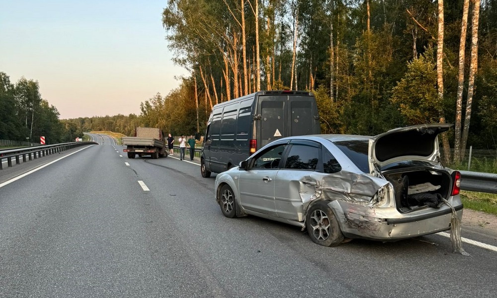 В Вяземском районе на трассе М-1 произошла авария с участием трёх автомобилей