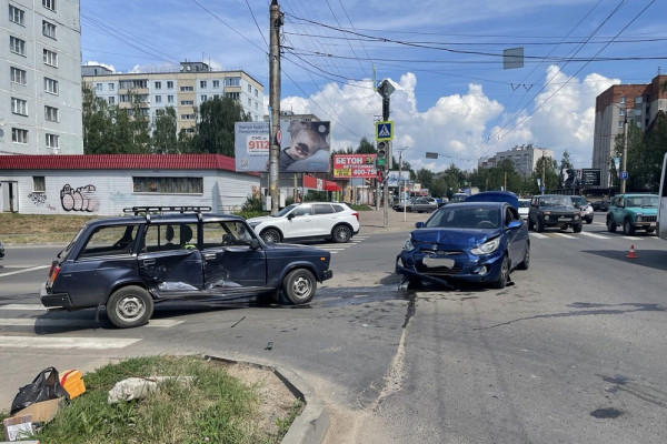 В Смоленске на улице Николаева столкнулись «ВАЗ» и Hyundai