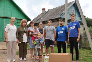 Смоленские волонтёры навестили две многодетные семьи из Велижа