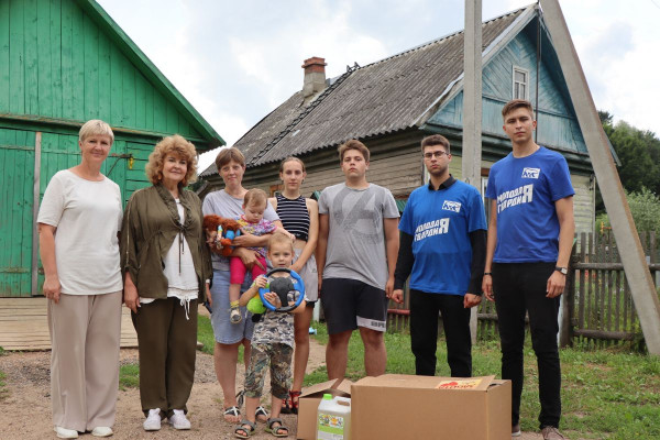 Смоленские волонтёры навестили две многодетные семьи из Велижа