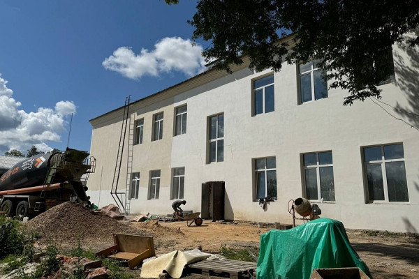 Депутат Государственной Думы Артём Туров рассказал о ходе капитального ремонта школы Nº 1 в Ельне