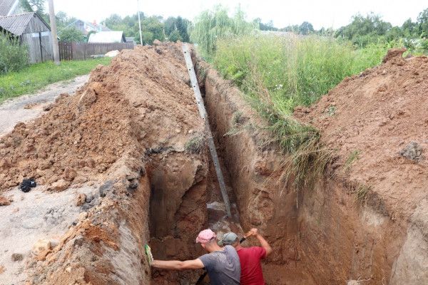 В деревне Носково-2 Монастырщинского района капитально ремонтируют водопроводные сети 