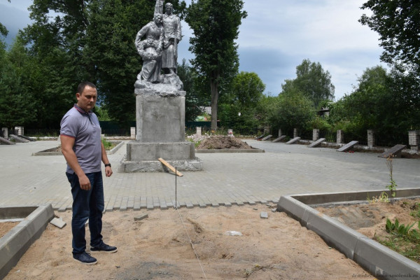 В городе Демидове масштабно благоустраивают воинские захоронения