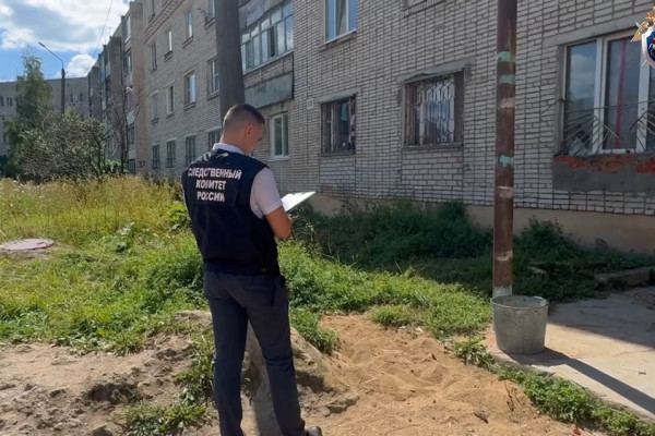 Смоленский Следком установил обстоятельства падения ребёнка из окна общежития в Вязьме