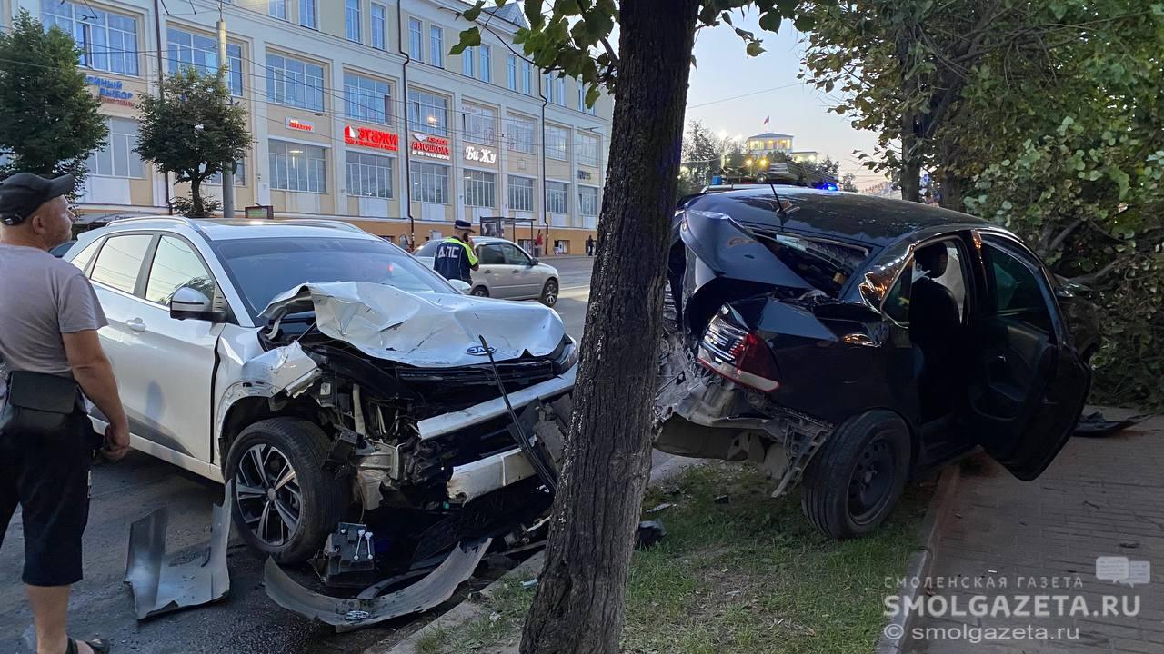 В центре Смоленска произошло жёсткое ДТП