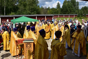 Праздничная Божественная литургия состоялась в Свято-Владимирском монастыре на истоке Днепра