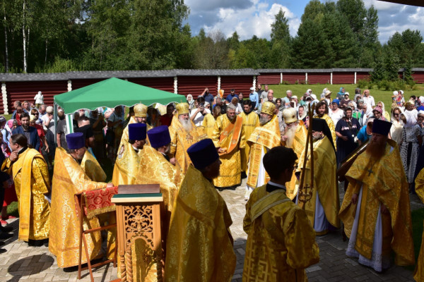 Праздничная Божественная литургия состоялась в Свято-Владимирском монастыре на истоке Днепра